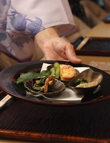 料理を提供する